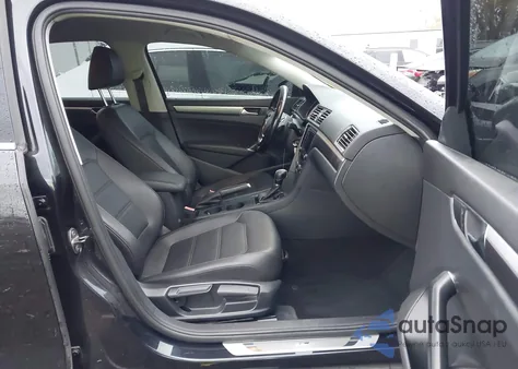 2017 Volkswagen Passat 1.8T R-Line z USA, uszkodzony, nr VIN 1VWDT7A31HC062783